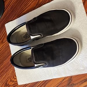 Unisex Vans Slip-On Black & White Tennis Shoes. Size 8.5 Women or Size 7.0 Men.